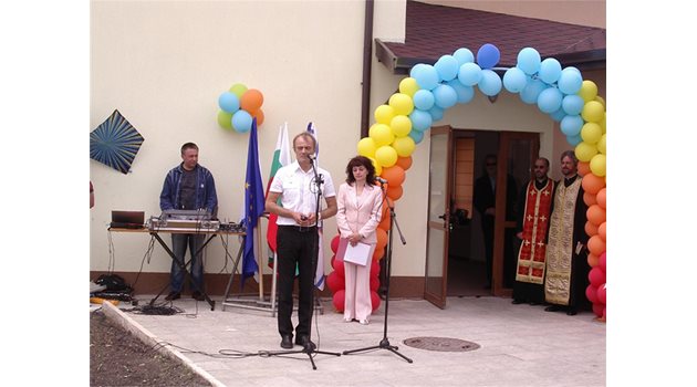 НАПРЕДЪК: Кметът на Варна Кирил Йорданов откри една от защитените къщи за децата от Могилино.