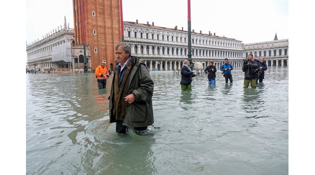 Дъждовете превърнаха в канали всички улици във Венеция. СНИМКИ: РОЙТЕРС