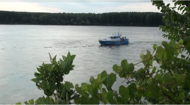 От няколко часа катер на гранична полиция издирва тялото на 14-годишно момче изчезнало във водите на Дунав край Силистра СНИМКА: Авторката