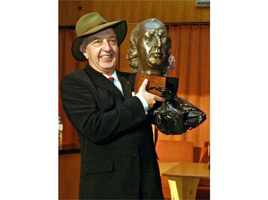 На 60-ия си рожден ден Ачо получи скулптурната си глава, дело на Георги Чапкънов-Чапа.
СНИМКИ: "24 ЧАСА"