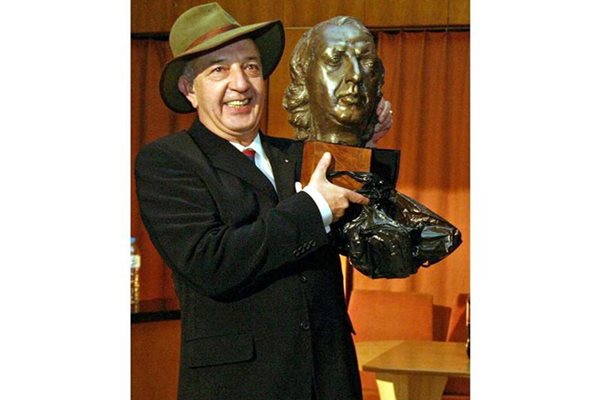 На 60-ия си рожден ден Ачо получи скулптурната си глава, дело на Георги Чапкънов-Чапа.
СНИМКИ: "24 ЧАСА"
