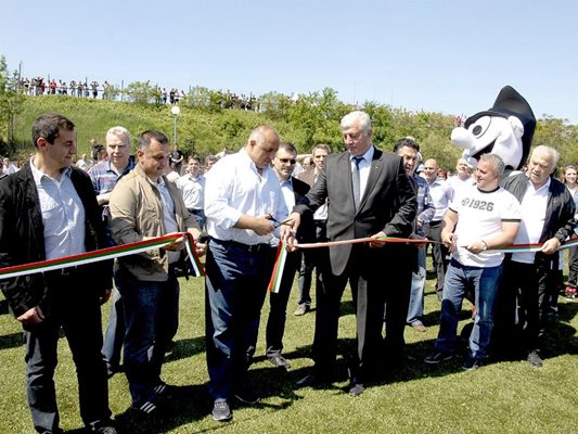 Премиерът преряза лентата на голямото изкуствено игрище на "Лаута"