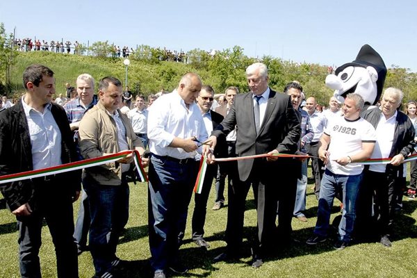 Премиерът преряза лентата на голямото изкуствено игрище на "Лаута"