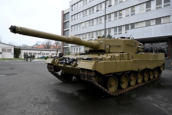 55-тонният германски танк Leopard 2 съчетава в себе си огнева мощ, защита, скорост и маневреност.
