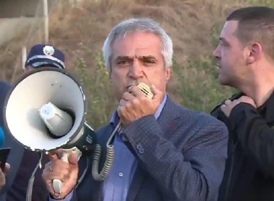 Министър Радев солидарен с протестиращите, те му викат "Оставка" (Видео)