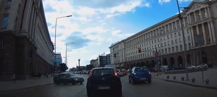 Автомобил се завъртя на жълтите павета пред президентството и удари друга кола (Видео)