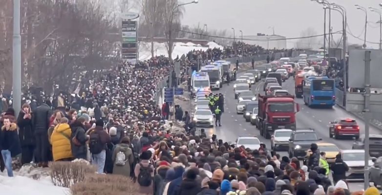 ЧУДО! Кремъл арестува "умерено" на погребението на Навални