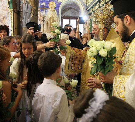 Деца поздравяват рожденика