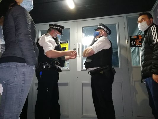 Английски полицаи успокояват българи в Лондон, които не успяха да гласуват и заплашиха, че няма да си тръгнат от секцията в Палмърс Грийн.
СНИМКИ:АВТОРЪТ