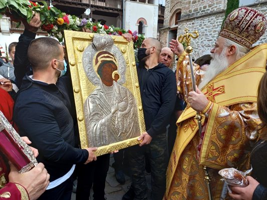 Копието на чудотворната икона на Богородица тръгна към местността Клувията. Снимки: Румен Златански