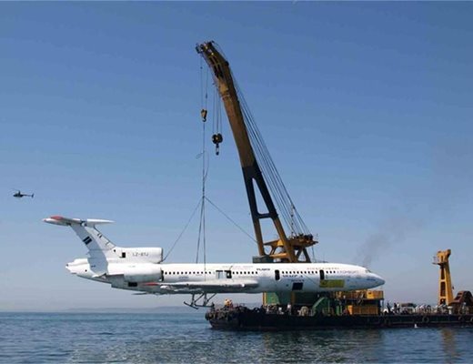 Потопеният самолет на Тодор Живков привлича водолази