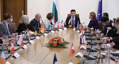 Министър-председателят Кирил Петков се срещна с посланиците на държавите-членки на Европейския съюз.
Снимки: МС