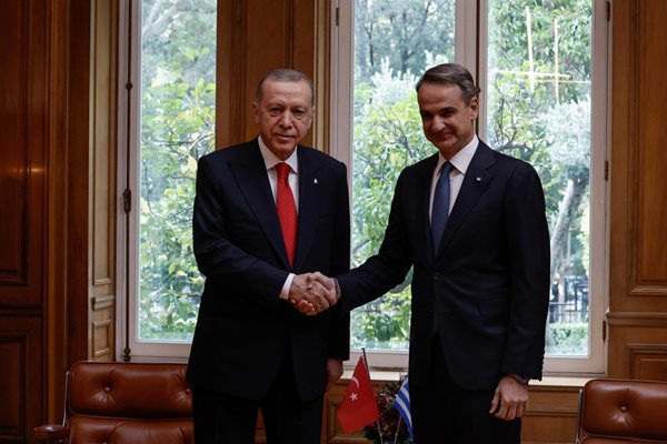 Турският президент Реджеп Ердоган и гръцкият премиер Кириакос Мицотакис се срещнаха в Атина. 
СНИМКА: РОЙТЕРС
