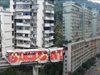 Влак в Китай минава право през 19-етажна сграда (Видео)