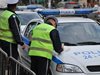 Тийнейджър помете с автомобил проверяващ полицай в Ардино