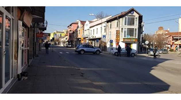 Центърът на Кюстендил е блокиран от полицията