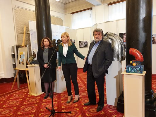 Депутатката от ГЕРБ Диана Саватева открива изложбата в присъствието на шефа на комисията по култура в НС Вежди Рашидов и зам.-министър Амелия Гешева.
