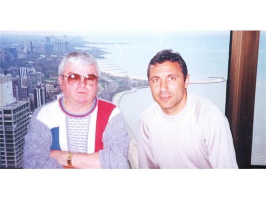 Чападжиев в един от домовете си в центъра на Чикаго със своя добър приятел Христо Стоичков. Зад тях е езерото Мичиган.
