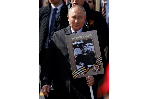 Владимир Путин държи портрет на своя баща - ветерана от войната Владимир Спиридонович Путин, докато участва в марша на Безсмъртния полк в Деня на победата.