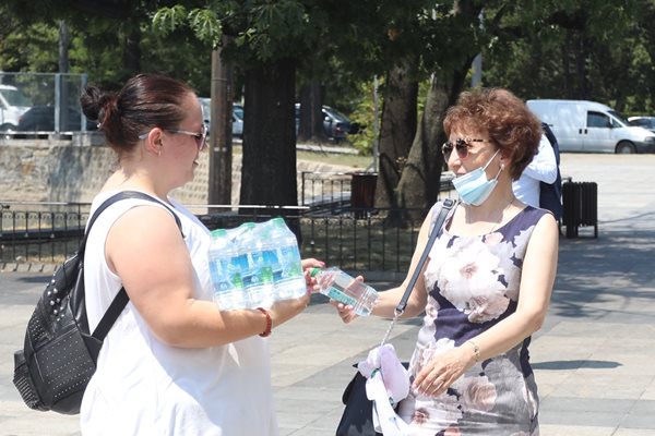 От Столичната община раздават минерална вода край Орлов мост.

СНИМКА: НИКОЛАЙ ЛИТОВ