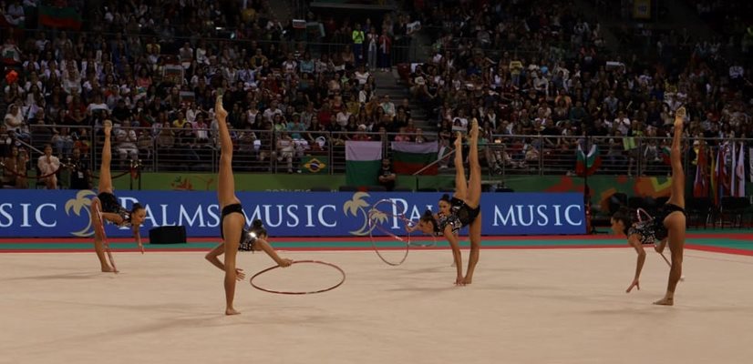 Българските момичета по време на финала с пет обръча от световното първенство по художествена гимнастика в София. СНИМКИ: ГЕОРГИ КЮРПАНОВ