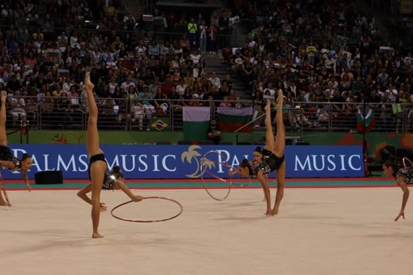 Българските момичета по време на финала с пет обръча от световното първенство по художествена гимнастика в София. СНИМКИ: ГЕОРГИ КЮРПАНОВ