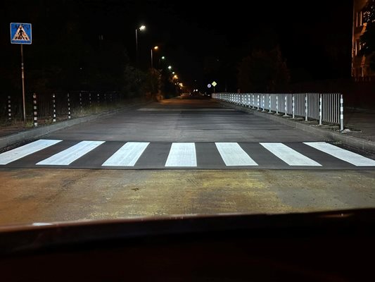 Пешеходна пътека в столицата, направена пилотно от Европейския център по транспортни политики. Тя е снимана нощно време на фона на обикновено улично осветление.