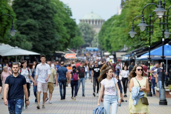 Хора се разхождат по бул. "Витоша" в София