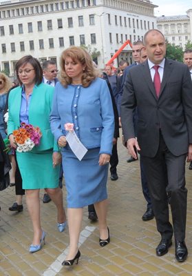 На шествието Корнелия Нинова крачеше до президента Румен Радев и вицепрезидента Илияна Йотова