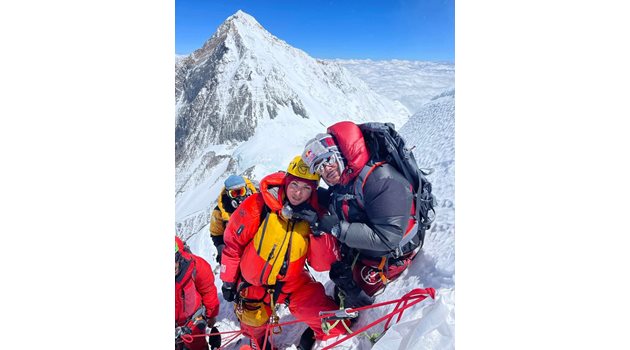 Силвия Аздреева с легендарния Нирмал Пурджа на връх Лхотце. А зад тях е Покрива на света - Еверест.