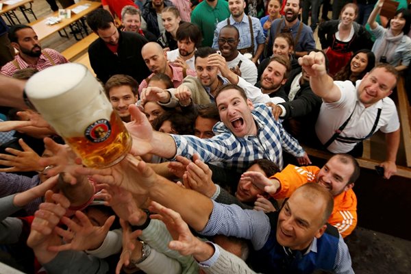 Германци посягат към халба бира на Октоберфест в Мюнхен.  СНИМКИ: РОЙТЕРС