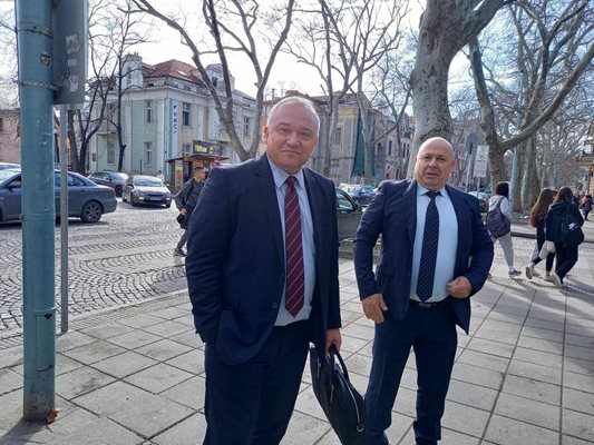 Иван Демерджиев и Васил Костадинов преди заседанието на Административния съд в Пловдив.