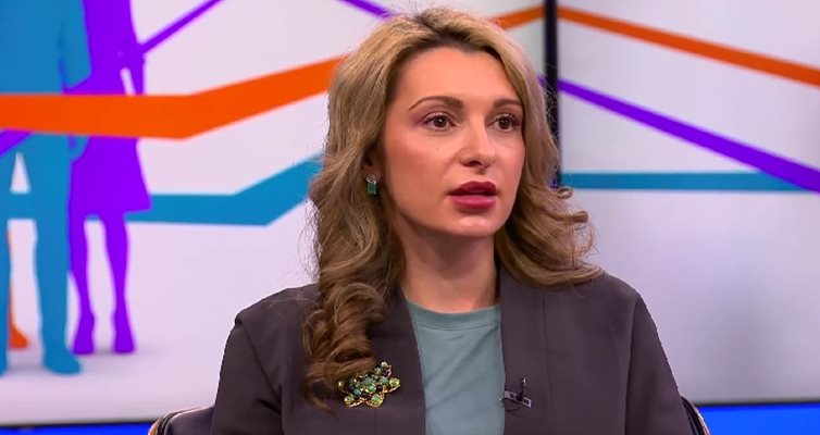 Павела Митова Кадър: Нова