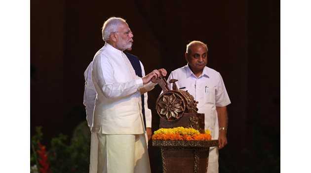 Индийският премиер Нарендра Моди  открива най-голямата статуя в света.