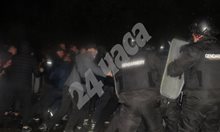 Нов екшън в Габрово! Протестиращи атакуваха полицаите с камъни, димки и бомбички. Журналист е в болница!