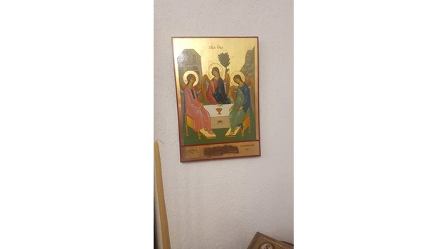 В Троянския манастир може да се види и частица от Мамврийския дъб, под който Авраам вижда Бога в образа на три ангела.