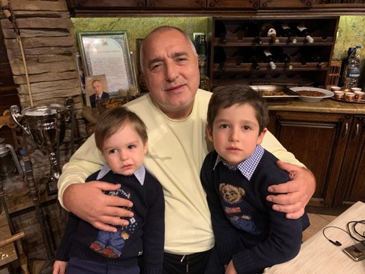 Бойко Борисов с внуците си - малкият Бойко и Иван СНИМКА: Фейсбук