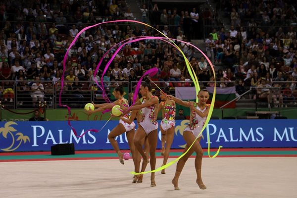 Българските момичета по време на шампионското си изиграване на финала с три ленти и две топки на световното първенство по художествена гимнастика в София. СНИМКИ: ГЕОРГИ КЮРПАНОВ