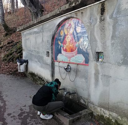 Някои отидоха на лековитото аязмо да се наплискат и да пият вода.