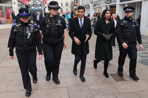 Британският премиер Риши Сунак се разхожда с полицаи в град Челмсфорд. СНИМКА: РОЙТЕРС