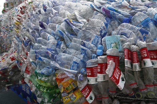 В Китай знаят как да превърнат тези пластмасови отпадъци в нафта.
Снимка: Радио Китай
