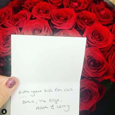 През 2018 г. U2 изпратиха на Тейлър Суифт цветя с тази картичка.
СНИМКА: ИНСТАГРАМ НА ТЕЙЛЪР СУИФТ