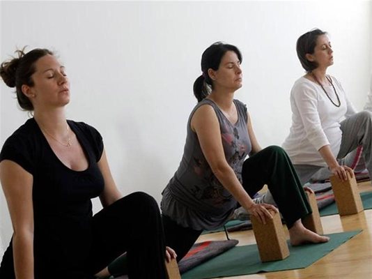 Бременни жени тренират йога. Бъдещите майки трябва да са особено внимателни към хранителния си режим, защото се нуждаят от по-големи дози желязо от останалите хора.
СНИМКИ: РОЙТЕРС