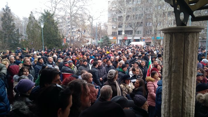 Хиляди се събраха в Пловдив пред Второ РУ да защитят д-р Димитров. Снимки: Авторът