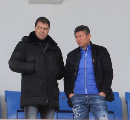 Остава ли Петър Хубчев (вляво) треньор на националния отбор по футбол? Идва ли на неговото място Красимир Балъков (вдясно)? Снимка БЛАГОЙ КИРИЛОВ