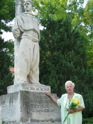 Янка Рупкина пред паметника на Апостола