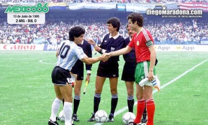 Капитаните Джеки и Марадона се ръкуват преди мача от световното в Мексико