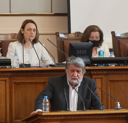 Бившият министър на културата Вежди Рашидов на трибуната на НС.