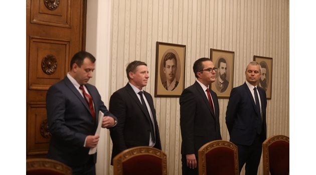 Представителите на "Възраждане" бяха единствените от парламентарните партии, които не сложиха маски за срещата си с президента.