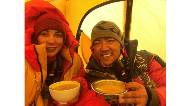 В палатката на над 7900 метра - успешно стигнали на четвърти лагер. Опит за приемане на храна - след няколко часа започва атаката на Еверест.